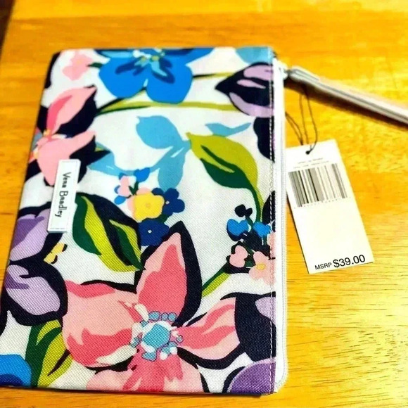 🆕 VERA BRADLEY Laid Back Days Await WRISTLET NWT - Picture 1 of 7